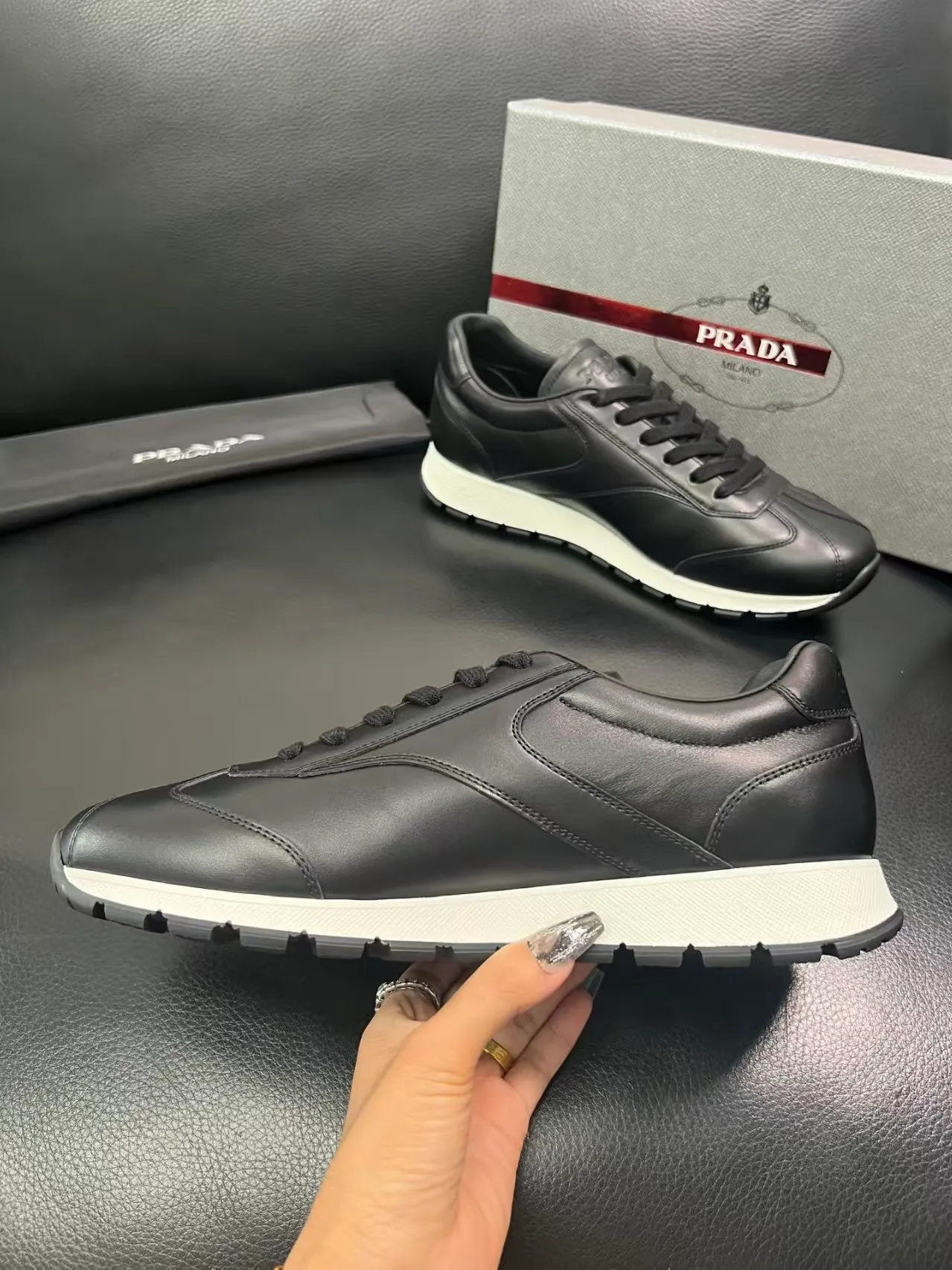 P440 Yuan 38-45 Prada Prada’s new men’s leather sneakers, the highest version on the market, any comparison is welcome🆚! The original leather has excellent texture and is super high-end! Fetal sheep net lining imported from Italy, removable pad! Luxurious materials and fine workmanship, highly recommended!